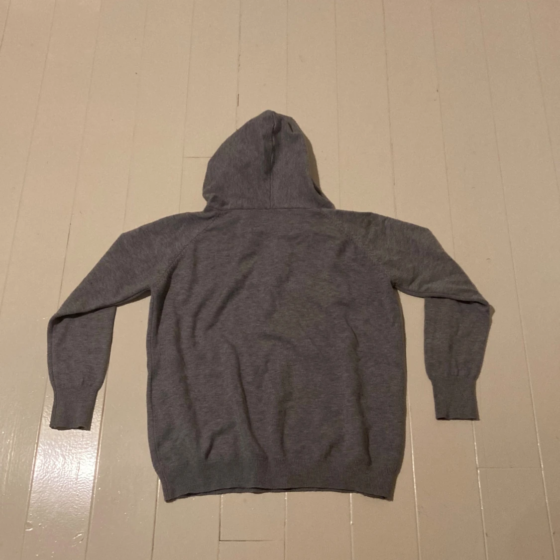 Grå hoodie med snörning - 1