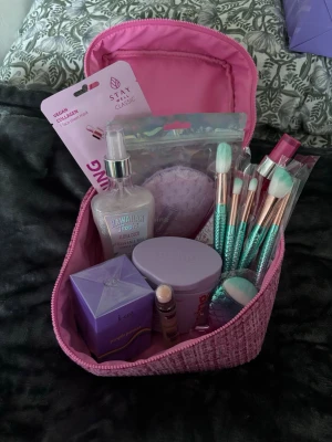 Gift bag - Obs! Väskan på bilden är inte inkluderad 🫶 allt annat ingår och är i helt nytt skick! Hårmasken har jag råkat komma åt och öppnades lite men har aldrig använt den🫶 - kan mötas i Sthlm 🫶