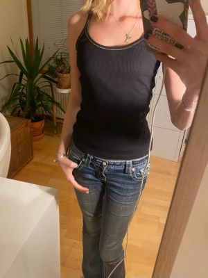 Fint linne med gulddetaljer - Jättefint linne från gamla bershka (typ 2000s). Storleken är lite förvirrande för den passar mig bra och jag är typ S så jag skulle gissa på att den kan stretchas till möjligen då L. 