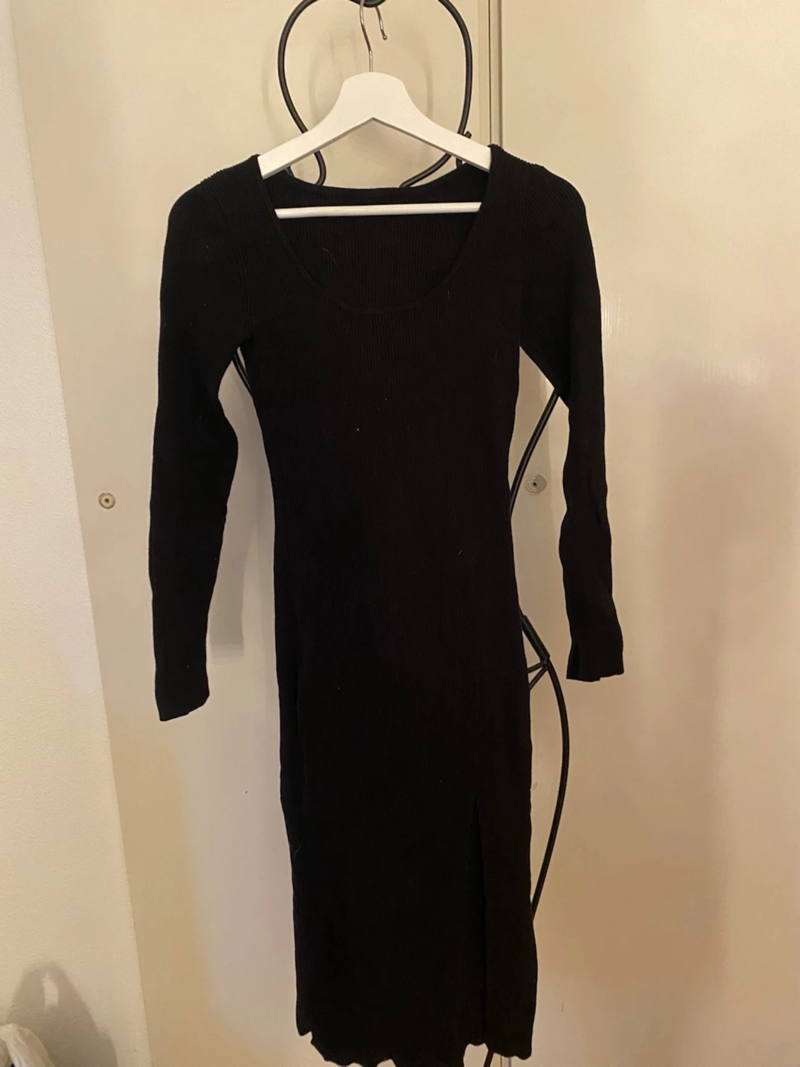 Svart uringad klänning med slits - 1