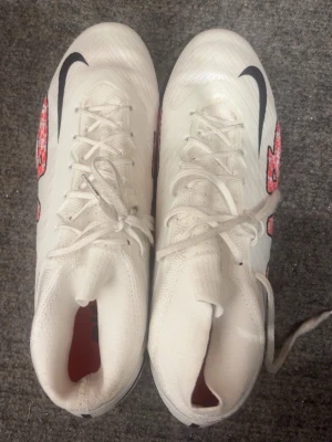 Nike fotbollsskor elite  - Säljer ett par Nike fotbollsskor i storlek 42. Dom är för stora därför säljer jag! Påsen som ingår är tyvärr sönder och dom är bara använda ett par fåtal gånger på konstgräset bara. 