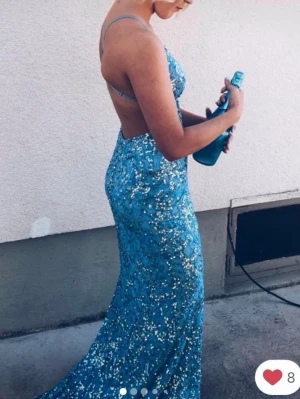 Ljusblå balklänning från dressroom linné - Säljer en magisk blå balklänning med tunna axelband och öppen rygg.. Det finns några brun utan sol fläckar på insidan som inte syns när klänningen är på(bild 4&5) även någon liten tråd som hänger här och var men inte något som märks av,( se ex bild6)! Såklart är släpet lite smutsigt på insidan, men såklart inget som syns när klänningen är på!!🩵 Nypris: 5000kr.                                       KAN TÄNKA MIG ATT GÅ NER I PRIS VID SNABB AFFÄR!