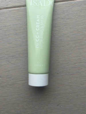 IsaDora CC+ Cream Hydrating SPF30 Green - Grön CC+ Cream från IsaDora med återfuktande formula och SPF 30. Produkten är framtagen för att neutralisera rodnad och ge en jämnare hudton. Vegansk och parfymfri Har testat den 1 gång, var inte varit i kontakt med huden. Säljer pga att den inte passade på mig. (pris kan diskuteras)☺️🫶