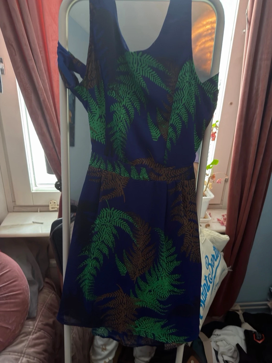 Blå klänning med ormbunksmönster