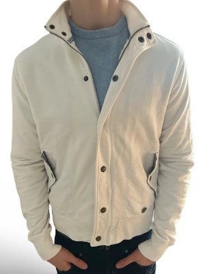 Vit Woolrich Cardigan    - Tja! Säljer nu denna vita woolrich cardigan. Den är i storlek S och i mycket bra skick. Med både knappar och dragkedja. Perfekt nu till våren!                                                                      Nypris: ca 3000 kr.                                                   Säljs för: 799kr                                                                 Hör gärna  av er vid frågor eller mer bilder!               Priset är inte hugget i stenen!                                     