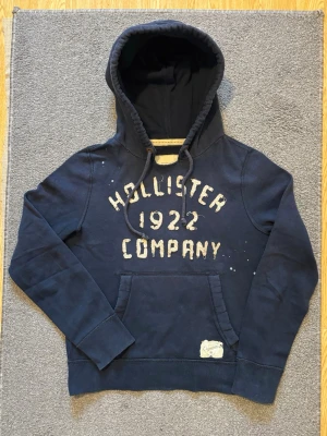 Vintage Hollister Hoodie - Extremt sällsynt och unik Hollister Hoodie med tryck | Hoodien har en unik sliten & distressed design! | Mycket bra skick | Storlek S | Längd≈ 65 cm, Bredd 52 cm under armhål-armhåla| Modell 175cm, 68kg | Priset ej hugget i sten! 