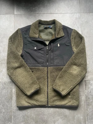 Ralph lauren teddyfleece  - Tjena, säljer nu denna riktigt snygga och populära Ralph lauren teddyfleece jackan i bra skick, hör av er vid frågor och funderingar🙌🤝 