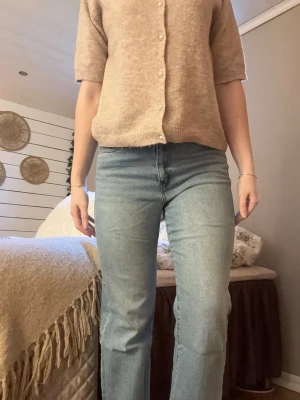 Blå raka jeans Carla - Snygga blå jeans från Kappahl i klassisk rak modell. Jeansen har fem fickor, normalhög midja och är tillverkade i hållbar denim. Perfekta för en chill och stilren look.