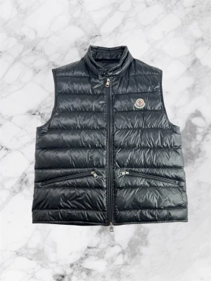 Moncler gui väst - Storlek 2 motsvarar S-M väldigt fint skick inga skador osv 