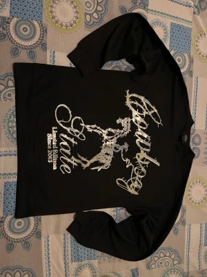 Svart sweatshirt med silvertryck - Cool svart sweatshirt från Starke med stort silverfärgat tryck på framsidan där det står 'Limited Edition Since 2013'. Tröjan har långa ärmar och ribbade muddar. Perfekt för dig som gillar streetwear och vill sticka ut med en unik design.