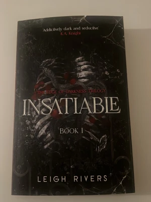 Insatiable av Leigh Rivers - En mörk och lockande pocketbok, 'Insatiable', första delen i The Edge of Darkness Trilogy av Leigh Rivers. 