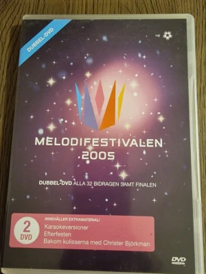 Melodifestivalen 2005 DVD 2-disc - Melodifestivalen 2005 DVD i 2-discutgåva. Innehåller deltävlingar och final från Melodifestivalen 2005 samt extramaterial enligt omslag. Format: DVD. Språk och textning enligt information på baksidan av fodralet. Inga repor.