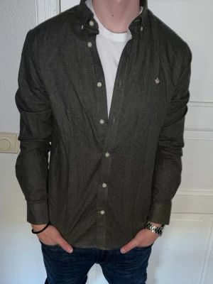 Mörkgrå skjorta från Morris - Mörkgrå skjorta från Morris i storlek M.  Fint skick till ett bra pris. Nypris: 1995kr. Mitt pris: 349kr. Vid frågor eller funderingar, tveka inte att höra av dig.