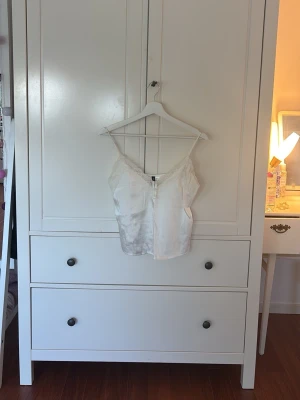 Satin linne - Jättefint linne från hm med spets. Justerbara axelband