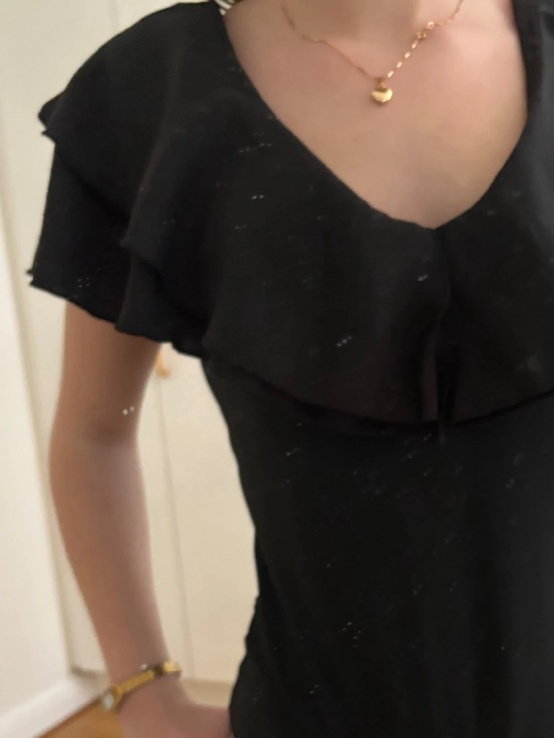 Svart topp med volang och öppen rygg - 2