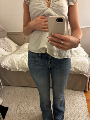 Lågmidjad jeans - Låga jeans från HM. Sprättade nedtill och passar 167cm med långa ben. Fickor baktill och använda flitigt men bra skick. 