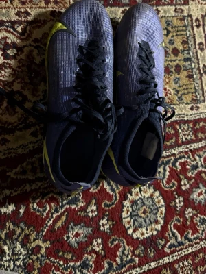 Mercurial vapor 14 elite 40 - Hej säljer dessa otroliga sköna fotbollskor av Nike. Modellen är Nike mercruial vapor 14 elite storlek 40. En av mina favorit fotbollskor som jag älskar att ha på mig men tyvärr har de blivit små. Nytt pris kostar runt 2000 kr men det går tyvärr inte få tag på de. Mitt pris 1000kr men priset är ej hugget