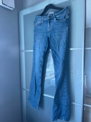 Jeans från Zara med vita detaljer - Fina bootcut jeans från Zara med lite färgdetaljer!