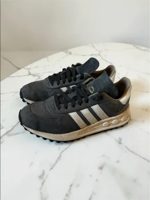 Adidas skor - Tja säljer nu mina riktigt sköna adidas skor då de börjar bli för små för mig! Väldigt bra skick!, tvättas innan köp!