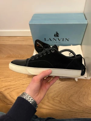 Lanvins - Säljer nu ett par riktigt feta lanvins. Storlek UK7 vilket motsvarar EU 41/42. Skorna är i väldigt bra skick. Box, 2 dustbags och extra snöre medföljer. Om du har några funderingar så är det bara att fråga på!