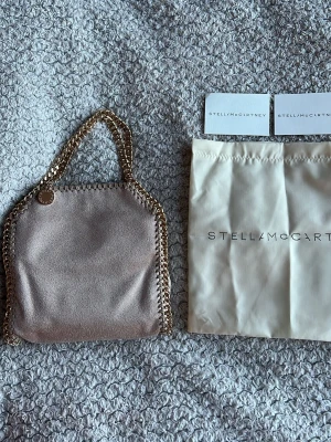 Beige Stella McCartney väska - Har ej kvitto! Så priset kan absolut diskuteras. Men jättefin väska i bra skick, dustbag och lapparna kommer med. Skriv för fler bilder eller frågor. Kan oxå mötas upp💕