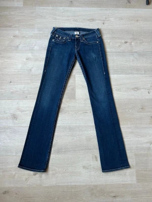 Blåa True Religion Bootcut Jeans Modell Billy W27 - Mycket fina True Religion Jeans i blå färg. Jeansen är i mycket bra skick och sparsamt använda. |  Äkta som allt annat jag säljer! ✅ |  Storlek: W27 | Skick: Mycket bra skick | Färg: Blå | Märke: True Religion | Modell: Jeans |  Hör gärna av dig vid frågor så svarar jag så fort jag kan! 😁|   (SKU - 115)