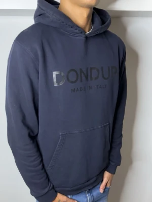Dondup Hoddie - Stilren hoddie ifrån Dondup! Modellen är 187 cm och väger 70 kg!