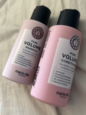 Maria Nila Pure Volume duo - Säljer ett set med Maria Nila Pure Volume schampo och balsam. Båda flaskorna är ljusrosa med svart lock och har en stilren design. Produkterna är veganska och innehåller provitamin B5 för volym. Tillverkade i Sverige. 