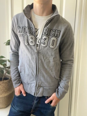 Woolrich cardigan  - Woolrich cardigan - ganska urtvättad så ganska hård liksom, Inga defekter annars! Modellen i bilderna är 180 cm 75 kg och bär Storlek M passar S, Kom med frågor! 🌟 (Kan gå ned i pris vid köp av paket 😉) 