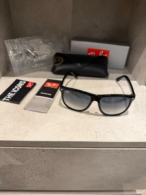 Rayban boyfriend solglasögon  - Sprillans nya raybans! Bästa investeringen passar till alla årstider! Modell 4147 601/32! Storlek:56! Vid minsta fundering kontakta oss✔️