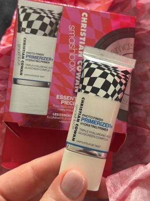 Smashbox primer - Smashbox Photo Finish PRIMERIZER+ Hydrating PRIMER, 10 ml. Helt oöppnad. Ville endast ha highlightern i paketet. Inköpt i januari 🤍