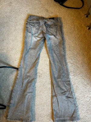 Grå bootcut jeans från Jack & Jones - Jätte bra skick