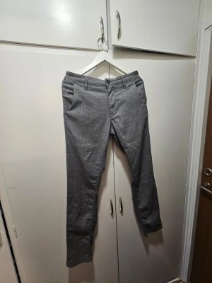 Grå kostymbyxor  - Snygga grå kostymbyxor från selected homme W31 L34