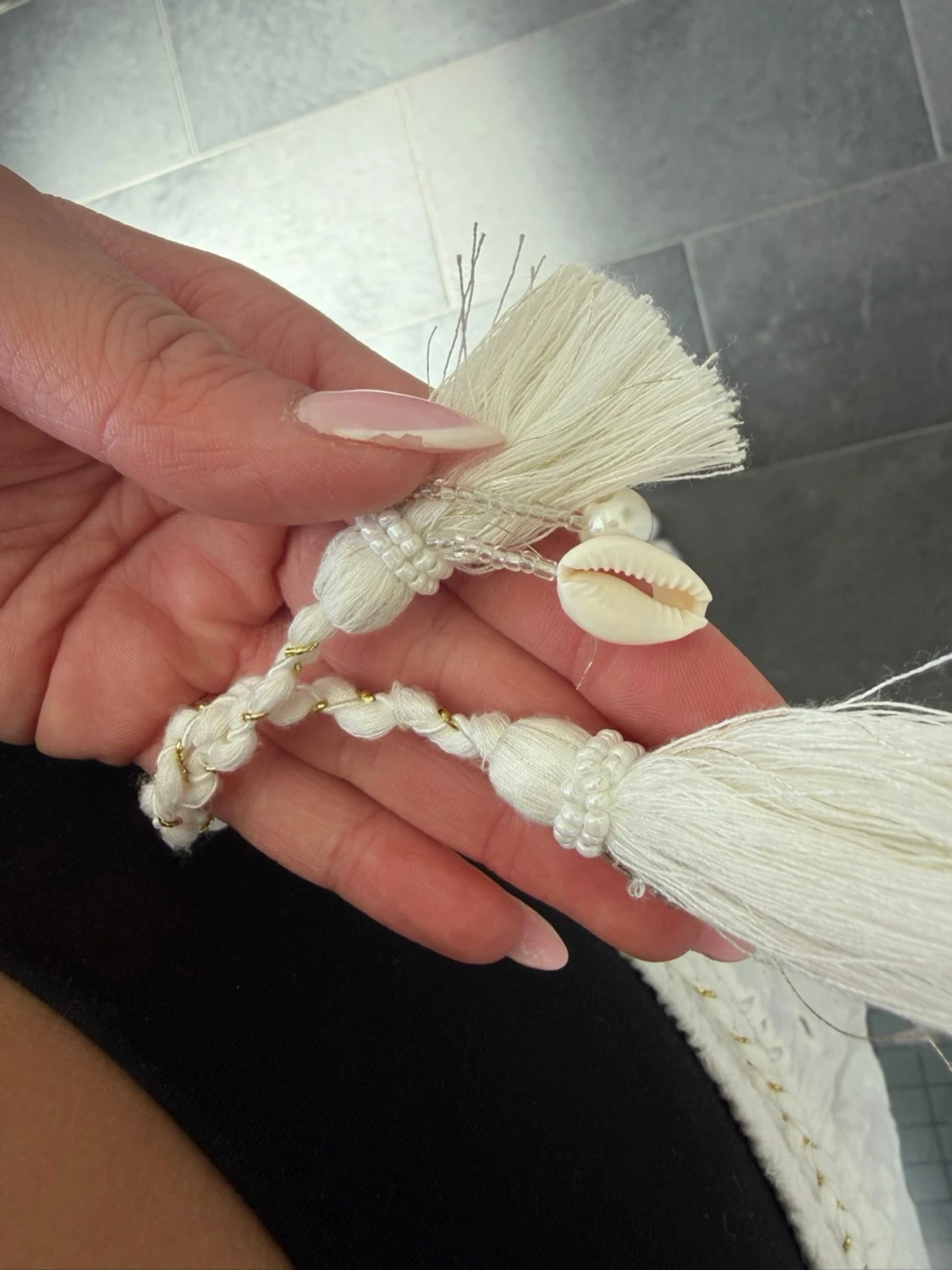 Vit långkjol med broderade detaljer - 2