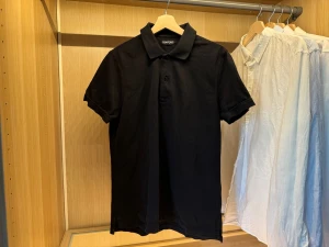 Tom Ford  - Tom Ford piké tröja svart i bomull. Mycket bra skick, storlek 3 vilket motsvarar ca medium