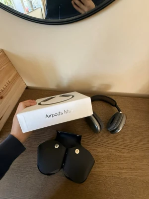 Apple AirPods Max hörlurar grå - Snygga Apple AirPods Max i rymdgrå färg. Over-ear hörlurar med stilren design, mjuka öronkuddar och metallbåge. Kommer med originalförpackning och smart skyddsfodral. Perfekta för musik, gaming eller film med grym ljudkvalitet.