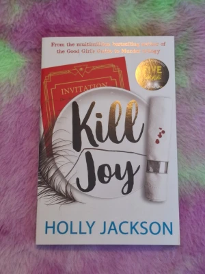 Kill Joy - Holly Jackson - 🤍Säljer Kill Joy av Holly Jackson. Den är novellen/prequeln till serien A Good Girl's Guide to Murder.  🤍Helt oläst, endast stått i bokhyllan.   📦 Skickas snabbt 💬 Hör av dig om du har frågor!