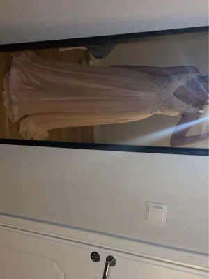 Balklänning  - Hej jag väljer nu att sälja min underbara balklänning från Ivory Field (köpt i butik)🩷den är i storlek 4 vilket motsvarar 34/36. Den ser lite lax rosa ut på bilderna men skulle säga att det är mer ljusrosa i verkligheten🩷Ny pris på den ligger på 4500 men den har defekter längst ner på klänningen eftersom den släpade i marken, den har ett hål också då jag råkade gå med klackskor på den vilket minkast värdet väldigt mycket. Skriv om du har några fler frågor! 😊