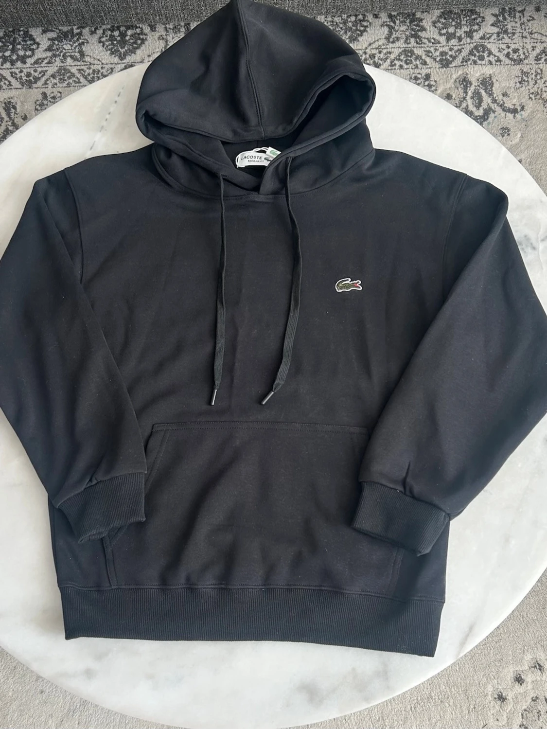 Svart hoodie från Lacoste