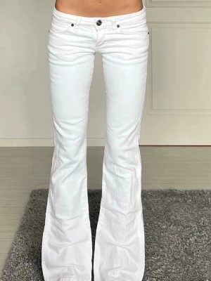 Jeans  - Intressekoll på dessa JÄTTESNYGGA JEANS!💕Midjemåttet är 36,5/ 37 cm rakt över och innerbenslängden är 83 cm💕💕