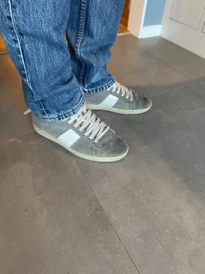 Gråa sneakers med vit detalj - Gråa ysl skor sl/02H hightops storlek 42-43 