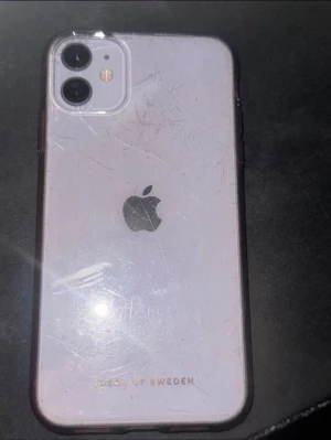 Lila iPhone 11  - Säljer en vit iPhone 11 med två bakre kameror och klassisk Apple-logga. Haft i mindre ett år, inga sprickor. Perfekt för dig som gillar snygg design och bra kamera.