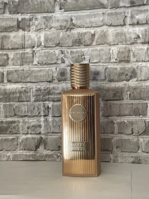 Khadlaj Caffe Latte Extrait de Parfum 100ml - Khadlaj caffe latte 100ml testad. Se bilder för mängd kvar och noter. En söt gourmand parfym. 