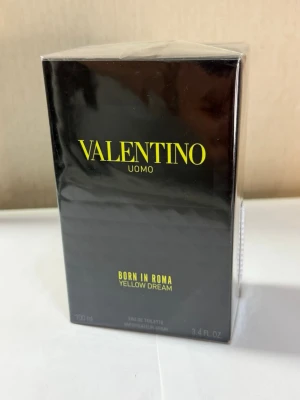 Valentino Uomo Born In Roma Yellow Dream - Valentino Uomo Born In Roma Yellow Dream är en herrparfym i en snygg svart kartong med gula detaljer. Flaskan rymmer 100 ml och är en eau de toilette. Förpackningen har en lyxig känsla och är designad med mönstrad yta.