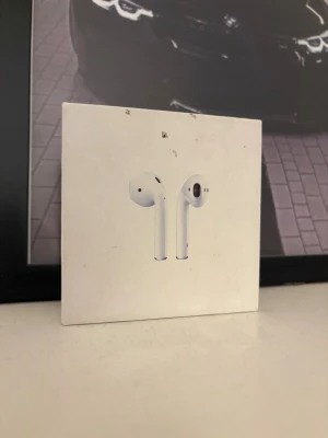Apple AirPods trådlösa hörlurar - Säljer ett par vita Apple AirPods med laddningsetui då jag ej har användning av dessa längre . Hörlurarna är trådlösa och har en stilren, minimalistisk design i plast. Perfekta för musik, samtal och vardagsbruk. Laddningsetuiet har en LED-indikator på framsidan. Pris kan diskuteras. Levereras inom 24 Tim!