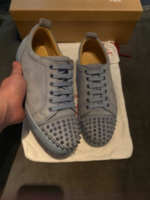 Christian Louboutin Baby Blue||42,5 - Christian Louboutin Baby Blue| Skick: 8,5/10 Använda 3-4 gånger| Storlek 42,5 Passar 43 (28CM)|OG finnsBox, dust, nitar, dust till nitar| Pris är diskuterbart| Väldigt svåra att få tag på slutsålda för 10000kr på andra hemsidor|| Slå en pling vid fler frågor| Sell.ArchiveSS