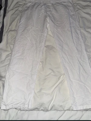 Vita relaxed mjukisbyxor Jack & Jones - Vita mjukisbyxor från Jack & Jones med relaxed fit och resår i midjan. Byxorna är raka i modellen och tillverkade i ett mjukt och lätt material som passar perfekt för chill dagar. Enkel och stilren design utan tryck eller detaljer.