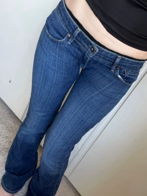 SUPER Low Rise Levi’s jeans - Mått finns på bilderna. Fint skick. Säljer då dem är för små för mig och för lågmidjade för min smak (de är väldigt låga). Sitter tajt, ta därför hänsyn till måtten (om du vanligtvis har dessa mått, kan de ändå vara för små). Har sytts lågmidjade av tidigare ägare.