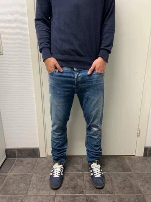Jack&Jones jeans - Snygga jeans från Jack&Jones. Bra skick. Modell: Slim/Glenn. Modellen är 173cm, 64kg. Pris kan diskuteras!!