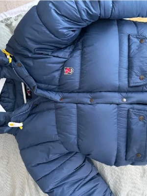 Fjällräven jacka  - Säljer min super fina jacka! En modell gammal! Är ej säker dock! Köpte på vinted för 6000kr första bilderna är hennes. Sista är min. Litet hål på ryggen som jag lappat ihop. Pris är dosskuterbart orginal snörena finns inte men har köpt ett par från någon hemsida. Storlek s.